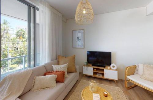 Cairns Central Business District Apartment | Stunning Waterfront Apartment in 5-star Complex