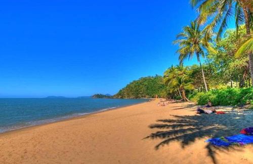 Cairns Central Business District Apartment | Stunning Waterfront Apartment in 5-star Complex