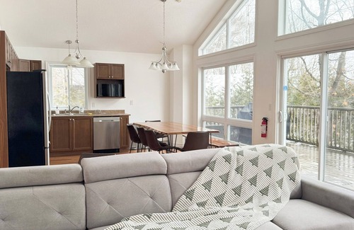 McMurrich/Monteith Cottage | Stunning Waterfront Cottage on Bear Lake – Your Year-Round Getaway