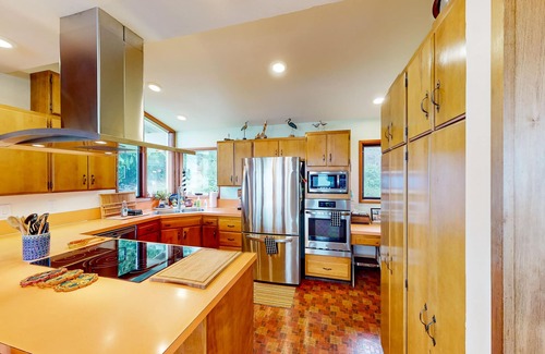 Vashon Island House | Stunning waterfront escape with patio, beach access, & gorgeous bay views