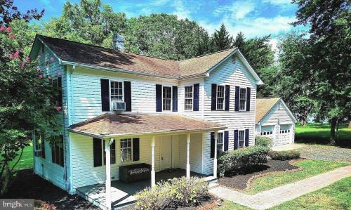 Indian Head House | Stunning Waterfront Getaway!