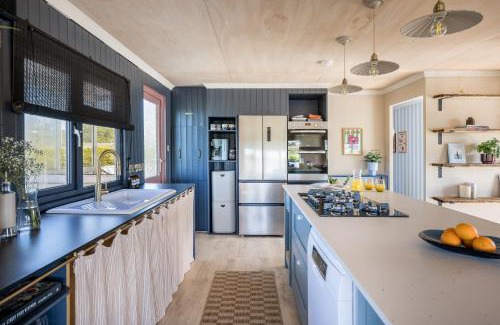 Christchurch House | Stunning Waterfront, Wood Fired Hot Tub, Projector & Log Burner