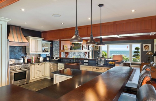 Courtenay House | Stunning waterfront home at Gartley Beach, close to King Fisher resort and Spa.