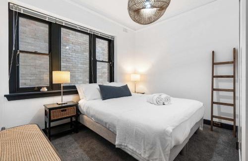 Elizabeth Bay Apartment | Stunning Waterfront Haven with Majestic Views