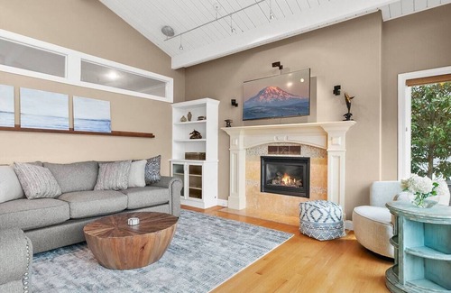 Seattle Metro Area House | Stunning waterfront home. Family/Corporate Retreat