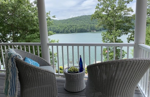 Danbury House | Stunning Waterfront Lake House with Amazing Views
