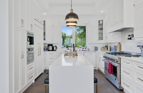 Innisfil House | Stunning Waterfront Luxurious Lakehouse .Great For Family Stays!
