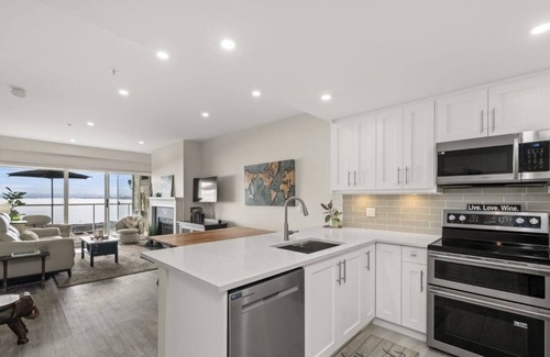 Metro Vancouver Regional District Apartment | Stunning waterfront property- wake up and fall asleep to the sound of the ocean