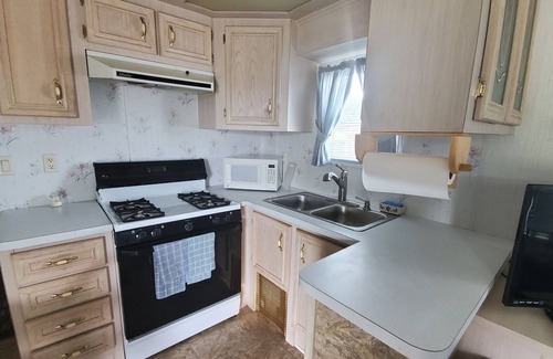 Sherkston Cottage | Stunning waterview, walk to the beach specious cottage on Lake Erie