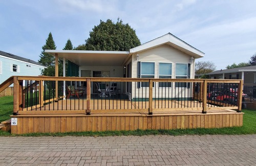 Sherkston Cottage | Stunning waterview, walk to the beach specious cottage on Lake Erie
