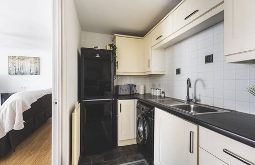 Preston Apartment | Stunning Wembley Flat | 2 Parking + 2 Baths