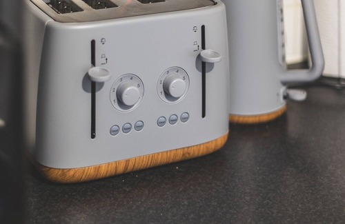 Preston Apartment | Stunning Wembley Flat | 2 Parking + 2 Baths