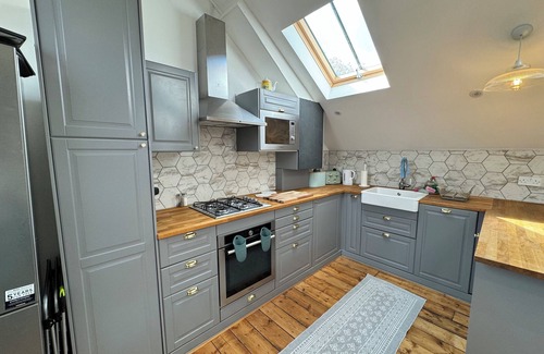 Clapton Apartment | Stunningly Vibrant 1BD Flat, Lower Clapton
