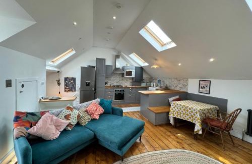 Clapton Apartment | Stunningly Vibrant 1BD Flat Lower Clapton