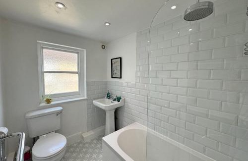 Clapton Apartment | Stunningly Vibrant 1BD Flat Lower Clapton