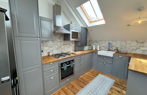 Clapton Apartment | Stunningly Vibrant 1BD Flat Lower Clapton