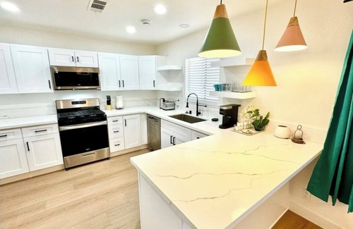 Paradise House | Style chic Vegas airport strip 5 mils 6 mils strip 4bd +home theater