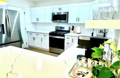 Paradise House | Style chic Vegas airport strip 5 mils 6 mils strip 4bd +home theater