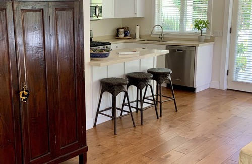 Hedgerow Cottage | Styled Montecito Cottage in Quiet Neighborhood