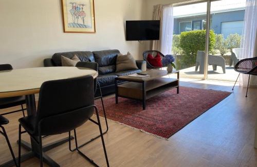 Tauranga South House | Styley on Briarley, walk to CBD and hospital
