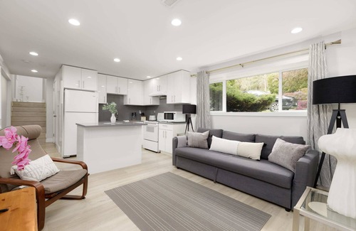 District of North Vancouver Apartment | Stylish 1BR Suite in North Vancouver 10 mins ski
