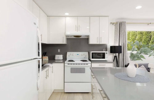 District of North Vancouver Apartment | Stylish 1BR Suite in North Vancouver 10 mins ski