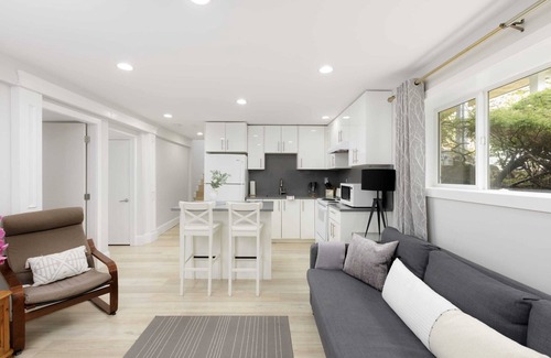 District of North Vancouver Apartment | Stylish 1BR Suite in North Vancouver 10 mins ski