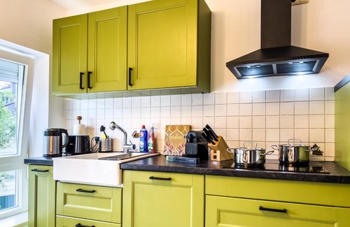 Deggendorf Apartment | STYLISCHE ZENTRALE WOHNUNG MIT KÜCHE UND PARKPLATZ IN SEITENSTRAẞE