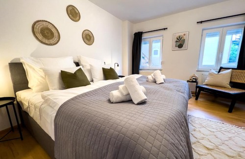 Deggendorf Apartment | STYLISCHE ZENTRALE WOHNUNG MIT KÜCHE UND PARKPLATZ IN SEITENSTRAẞE