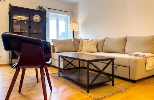 Deggendorf Apartment | STYLISCHE ZENTRALE WOHNUNG MIT KÜCHE UND PARKPLATZ IN SEITENSTRAẞE