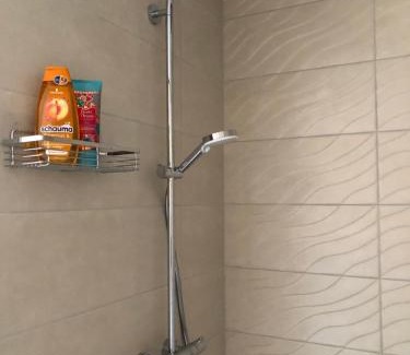 Aidlingen Apartment | Stylisches Maybach Appartement mit Terrasse für 5 Personen, 5 Betten, große Kochinsel, Homeoffice mit 250Mbit WLAN