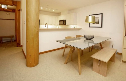 Nordic Estates House | Stylish 1.5 BR:Sleeps 4,Hot Tub,Pool,Patio,Free Parking &5 mins. Drive to Village!