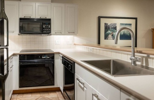 Nordic Estates House | Stylish 1.5 BR:Sleeps 4,Hot Tub,Pool,Patio,Free Parking &5 mins. Drive to Village!