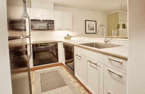 Nordic Estates House | Stylish 1.5 BR:Sleeps 4,Hot Tub,Pool,Patio,Free Parking &5 mins. Drive to Village!
