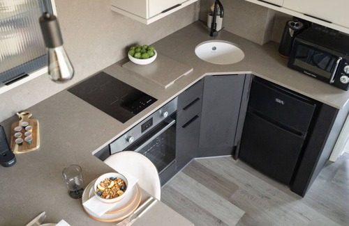 Rickmansworth Apartment | Stylish 1-Bed Apt | Free Parking | Near Heathrow & Local Station