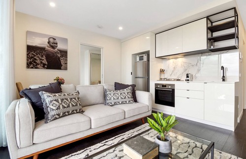 Richmond North Apartment | Stylish 1-Bed Apartment with Balcony, Sauna & Gym