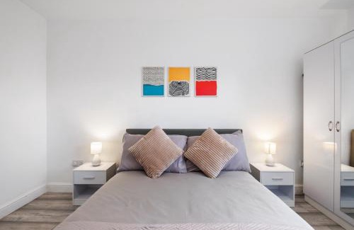 Tea Green Apartment | Stylish 1 Bed Apt 4 Min to Airport WiFi & Parking