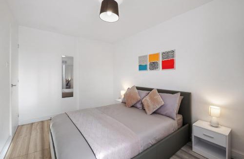 Tea Green Apartment | Stylish 1 Bed Apt 4 Min to Airport WiFi & Parking