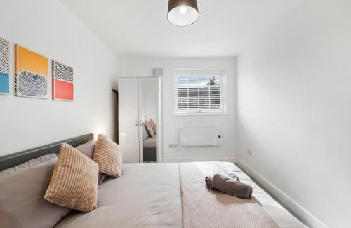 Tea Green Apartment | Stylish 1 Bed Apt 4 Min to Airport WiFi & Parking