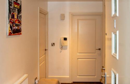 Bromley South Apartment | Stylish 1-Bed Near Canary Wharf with Patio