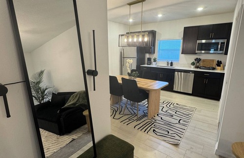 Balm House | Stylish 1 Bedrm Suite + Queen SofaBed Suite! High Speed WiFi!