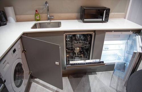 Slough Apartment | Stylish 1-Bedroom Apartment in Slough with Parking