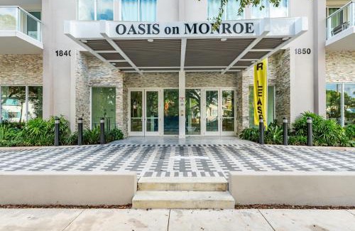 Downtown Hollywood Apartment | Stylish 1-Bedroom Apartment with Pool, Gym, Free Parking, Rooftop and Balcony - 5 Min to Hollywood Beach! - 10 Min to FLL Airport