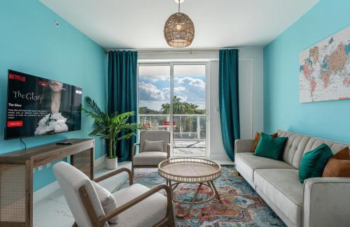 Downtown Hollywood Apartment | Stylish 1-Bedroom Apartment with Pool, Gym, Free Parking, Rooftop and Balcony - 5 Min to Hollywood Beach! - 10 Min to FLL Airport