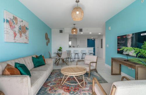 Downtown Hollywood Apartment | Stylish 1-Bedroom Apartment with Pool, Gym, Free Parking, Rooftop and Balcony - 5 Min to Hollywood Beach! - 10 Min to FLL Airport