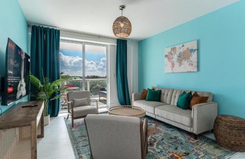Downtown Hollywood Apartment | Stylish 1-Bedroom Apartment with Pool, Gym, Free Parking, Rooftop and Balcony - 5 Min to Hollywood Beach! - 10 Min to FLL Airport