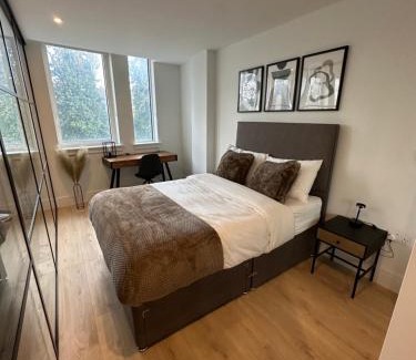 London Borough of Croydon Apartment | Stylish 1 Bedroom Apartment in Purley, Croydon
