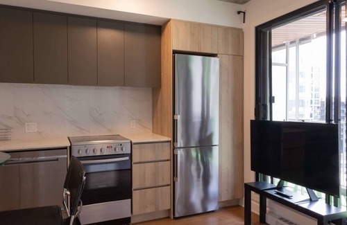 Pointe-Saint-Charles Condo | Stylish 1-bedroom condo located in vibrant Griffintown,