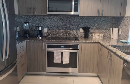 Doral Condo | Stylish 1-Bedroom Getaway Apt- Pool & Gym