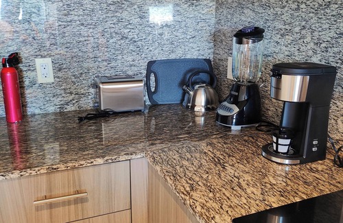 Doral Condo | Stylish 1-Bedroom Getaway Apt- Pool & Gym